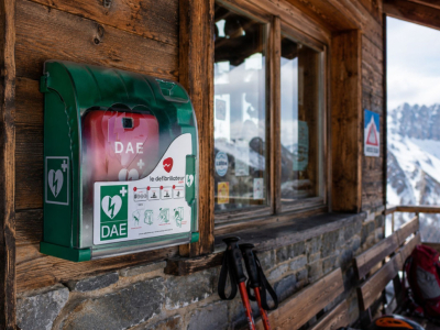 Pourquoi installer un défibrillateur sur un site isolé ?